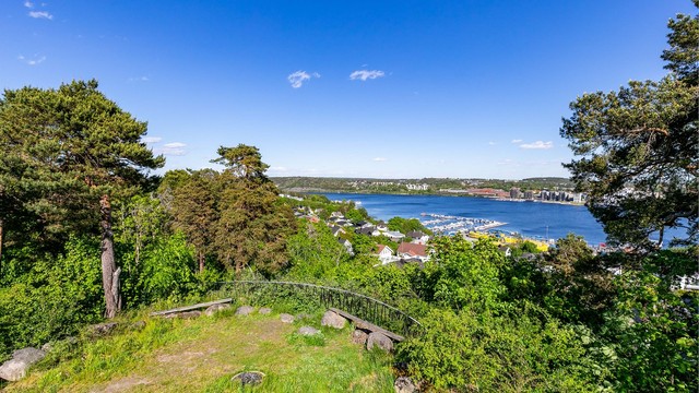 Fra utsiktspunktet rett bortenfor borettslaget kan du se ut over Betongen båthavn til Mosseskogen på motsatt side av sundet.