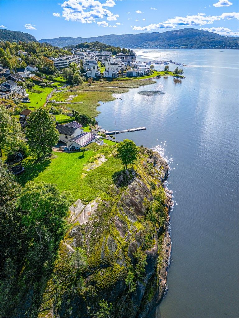 Eiendommen grenser til grøntarealer (LNF-areal).