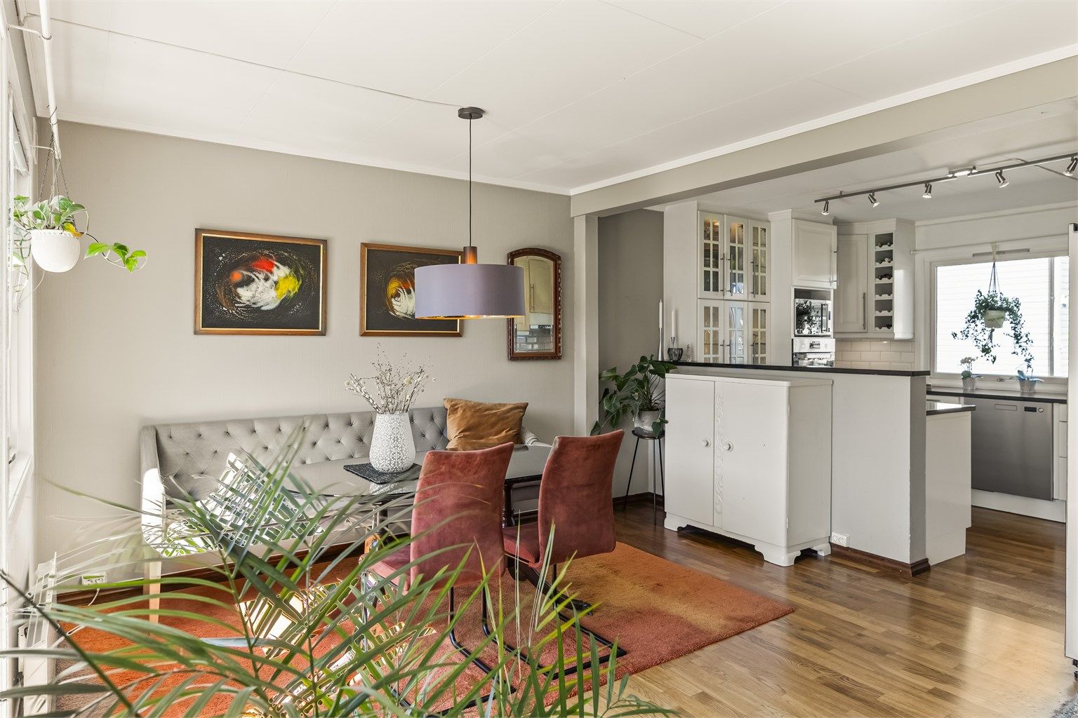 Spisestuen ligger i åpen løsning med stuen og har plass til et stort spisebord.