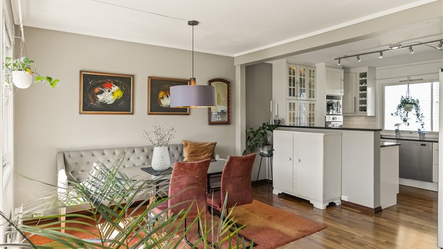 Spisestuen ligger i åpen løsning med stuen og har plass til et stort spisebord.