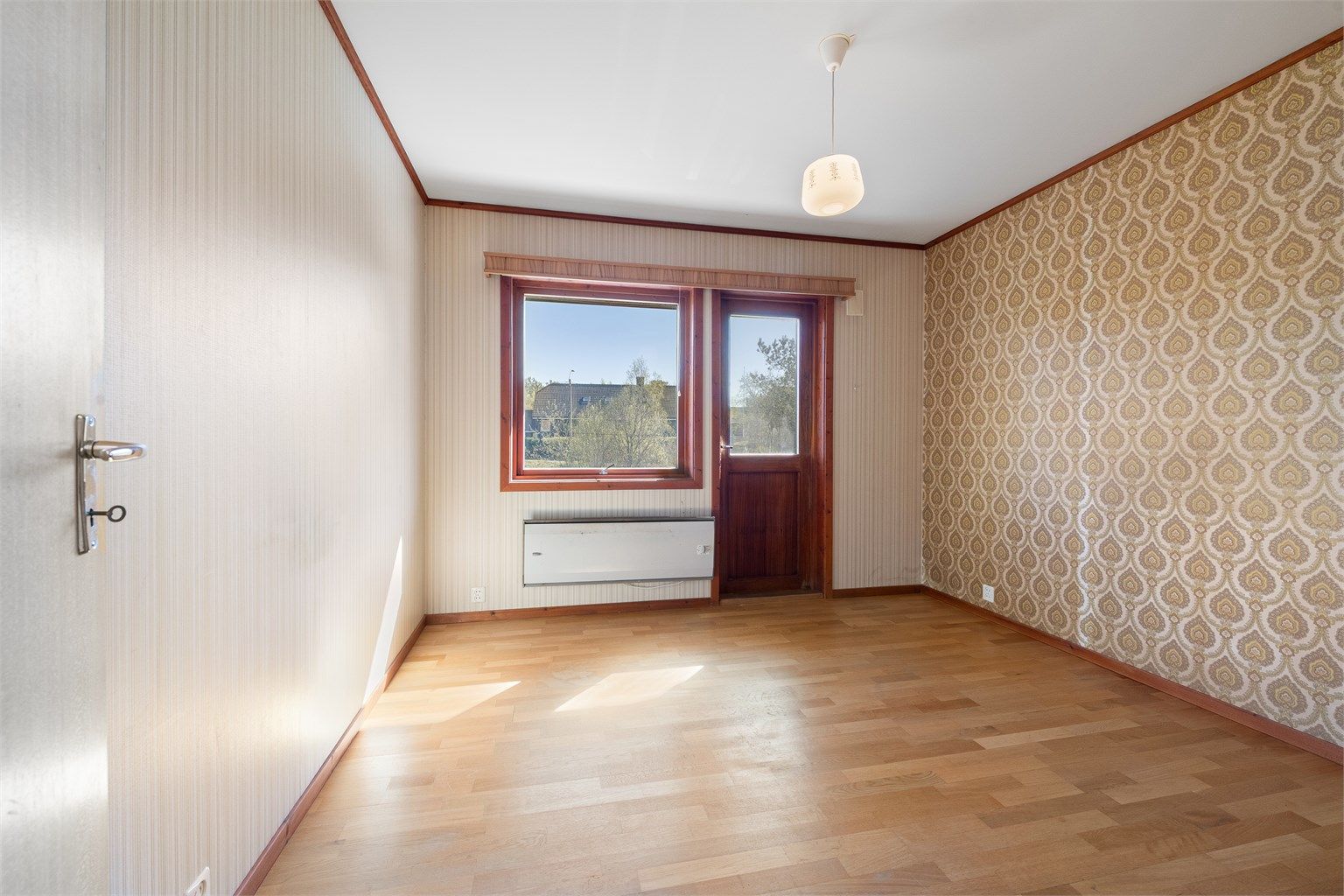 Hovedsoverom i hovedtasjen med utgang til veranda