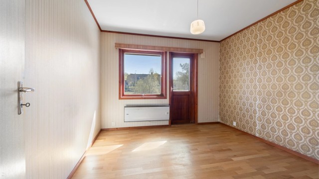Hovedsoverom i hovedtasjen med utgang til veranda