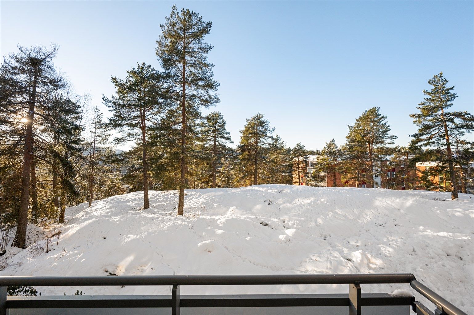 Beliggenheten er skjermet og idyllisk, omkranset av trær og naturskjønne omgivelser.