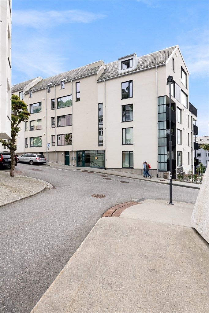 Bygget fra 2020 har en moderne og stilren arkitektur.