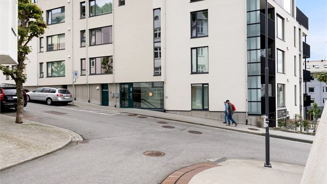 Bygget fra 2020 har en moderne og stilren arkitektur.