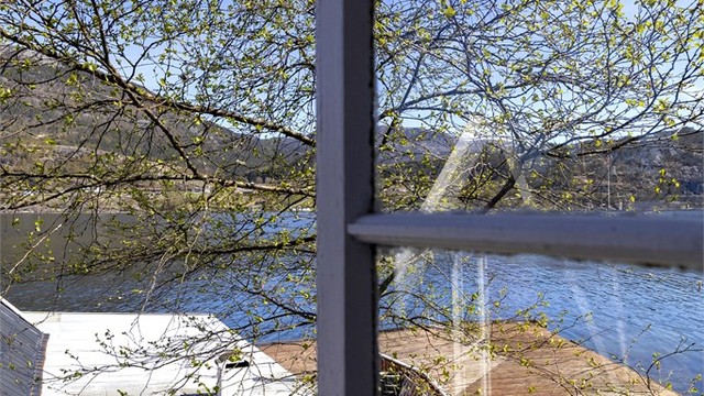 Utsikt mot naustet og bryggen fra annekset.