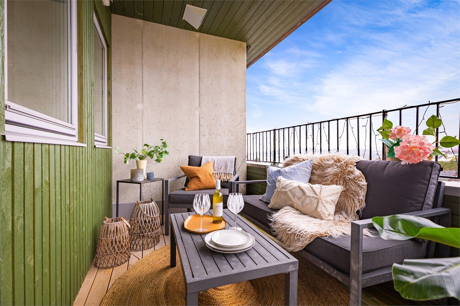 - Elektrisk stråleovn på altanen medfølger -