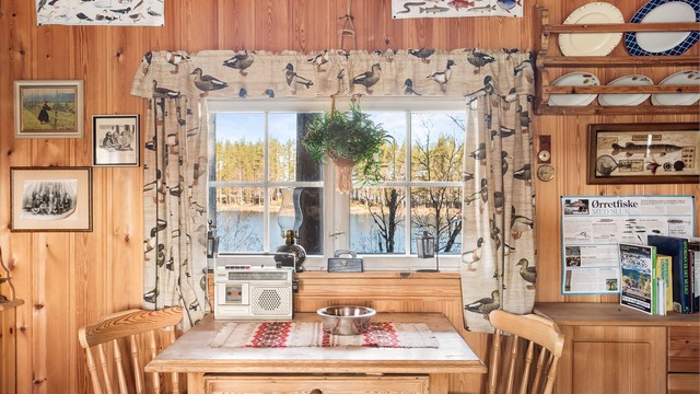 Fra spiseplassen i stuen ser man rett ut på naturen.