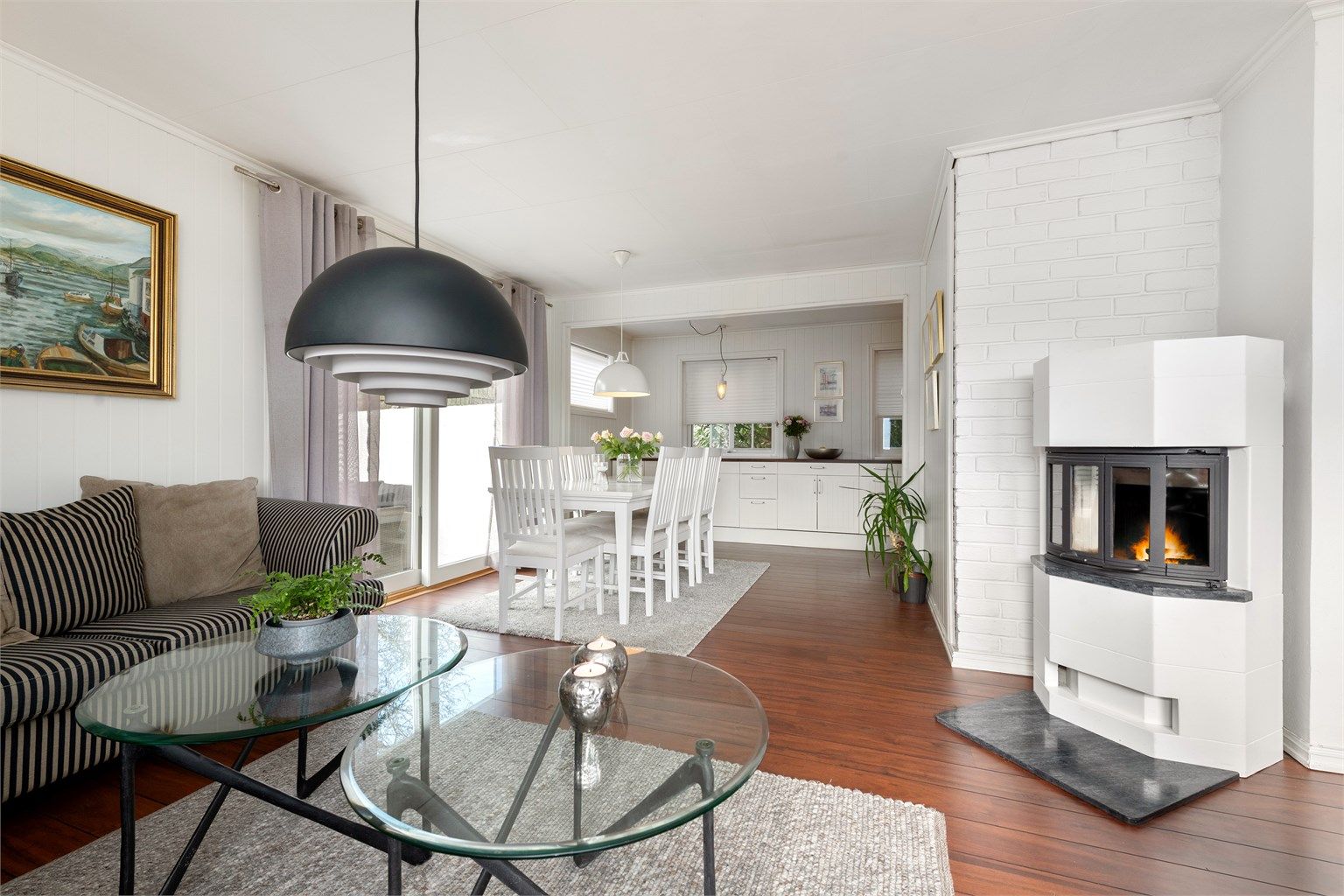 Den gjennomgående planløsningen binder sammen stue, spisestue og kjøkken på en funksjonell måte.