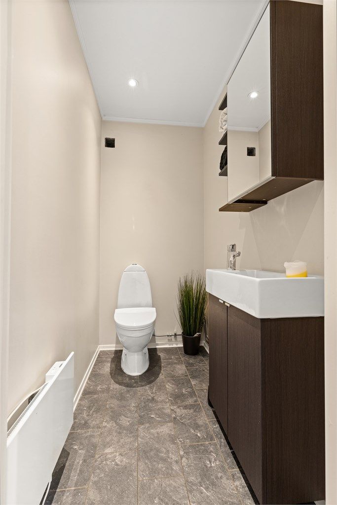 Wc rom i u.etg. med moderne innredning