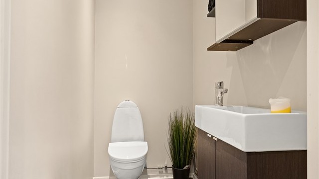 Wc rom i u.etg. med moderne innredning
