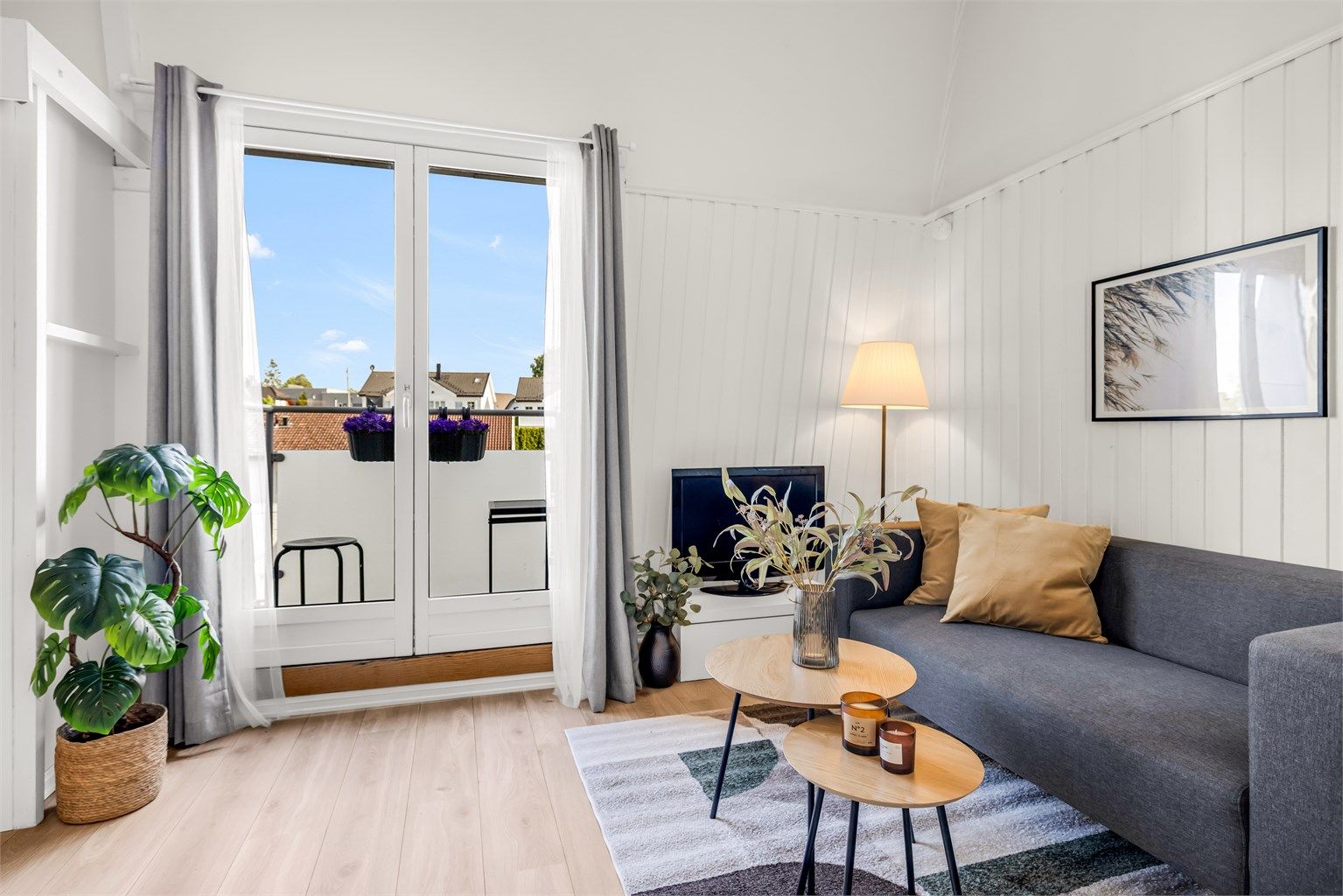 Velkommen til Sandstuveien 52A!  Dette er en lys og hyggelig selveierleilighet som passer ypperlig for førstegangskjøpere, pendlere eller utleie.