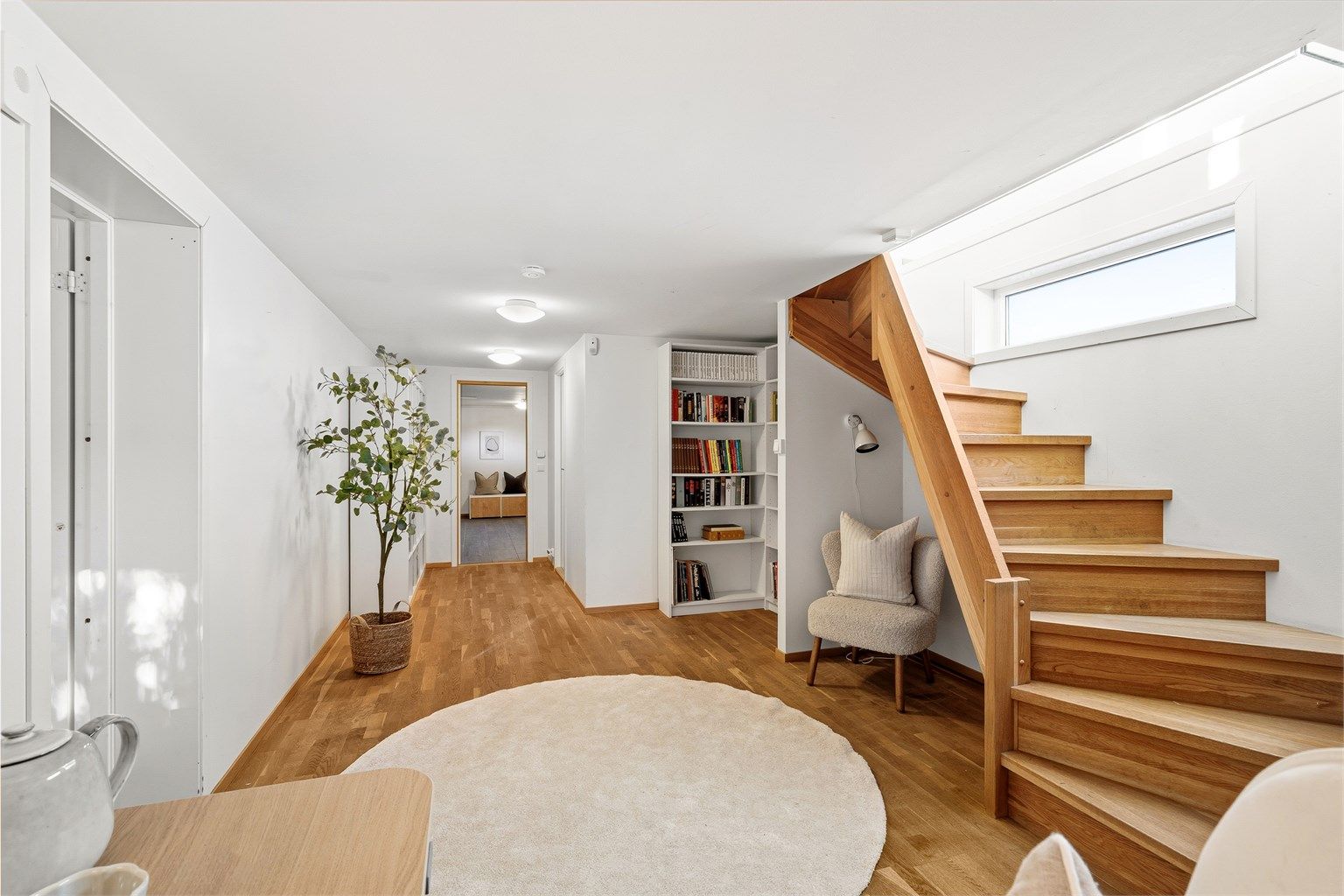 Stor og luftig underetasje.