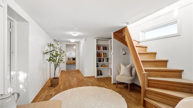 Stor og luftig underetasje.