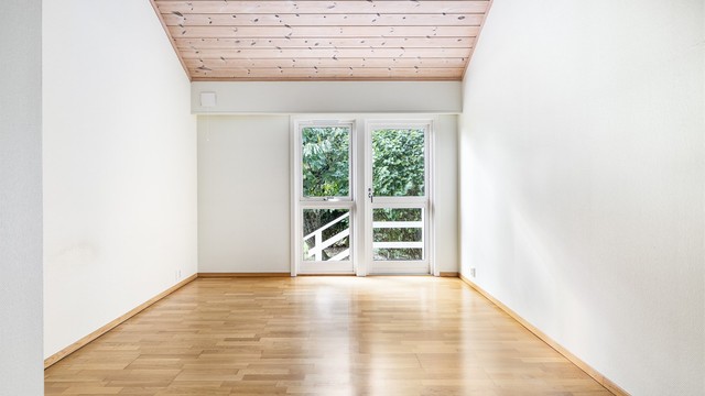 Det som opprinnelig var boligens tilbyggede garasje ble på ukjent tidspunkt bygget om til et generøst hovedsoverom på ca. 15 kvm. Det foreligger godkjente tegninger for endring, men ingen ferdigattest på tiltaket (Se pkt. om ferdigattest i salgsoppgave).