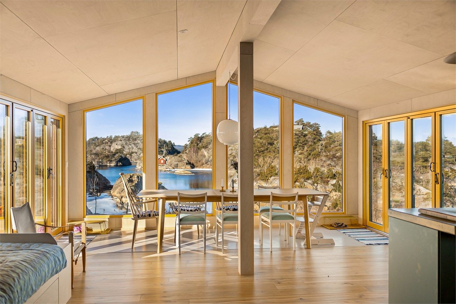 SOSIALT: I det åpne allrommet har man god kontakt med kjøkken og terrasser på begge sider.