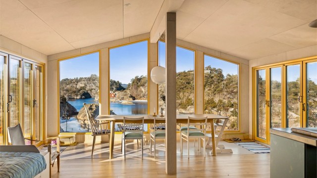 SOSIALT: I det åpne allrommet har man god kontakt med kjøkken og terrasser på begge sider.