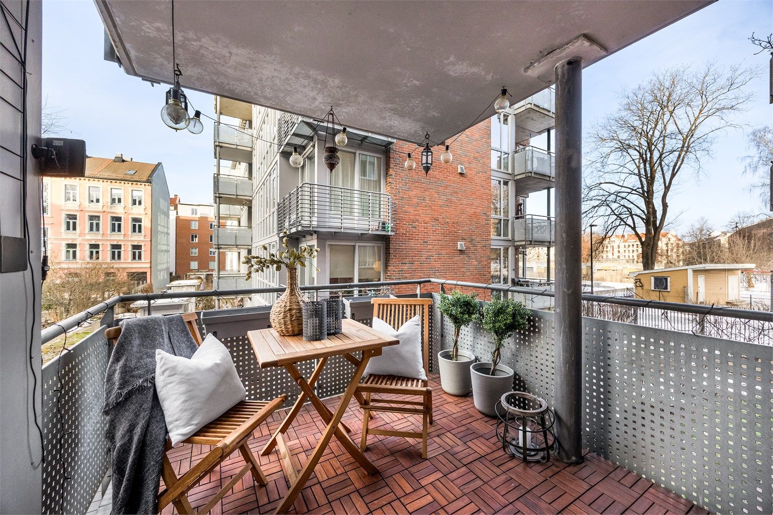 Vestvendt balkong vendt mot bakgård.