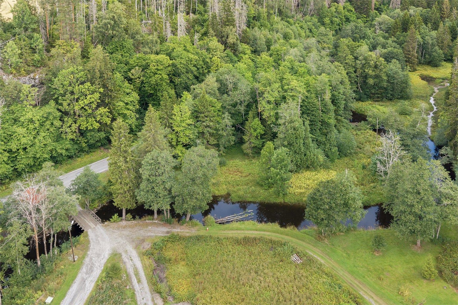 Eiendommen inkluderer både jorder, innmarksbeite og produktiv skog.