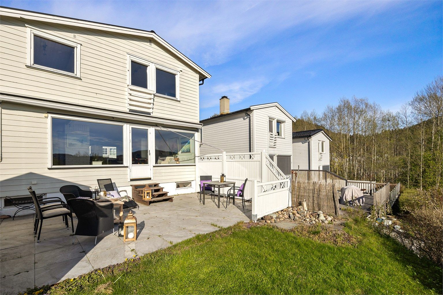 Eneboligen går over tre plan og har en familievennlig og praktisk planløsning.