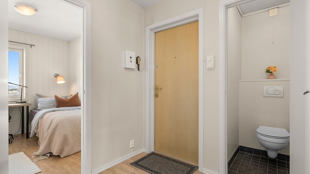 I forbindelse med inngangspartiet finner man et praktisk separat toalett. Videre disponerer leiligheten to boder i kjelleren på til sammen 10 kvm med ytterligere lagringsmuligheter.