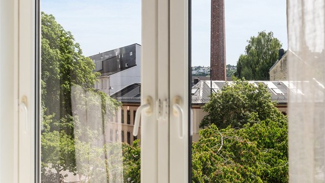 Fra vinduene har du utsyn mot rolige og grønne omgivelser .