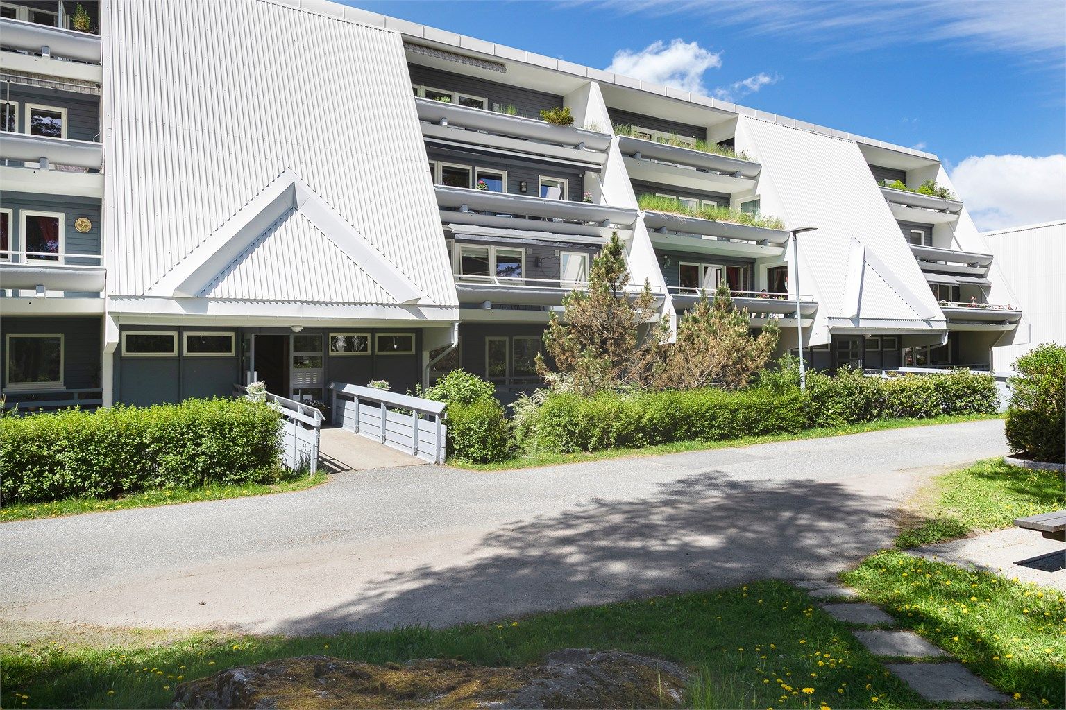 Leiligheten ligger i et veletablert og populært boligområde på Vevelstadåsen. Området er rolig og barnevennlig, med gangavstand til skoler og barnehager.