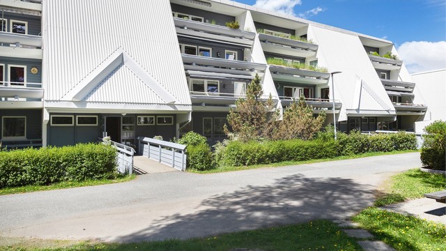 Leiligheten ligger i et veletablert og populært boligområde på Vevelstadåsen. Området er rolig og barnevennlig, med gangavstand til skoler og barnehager.