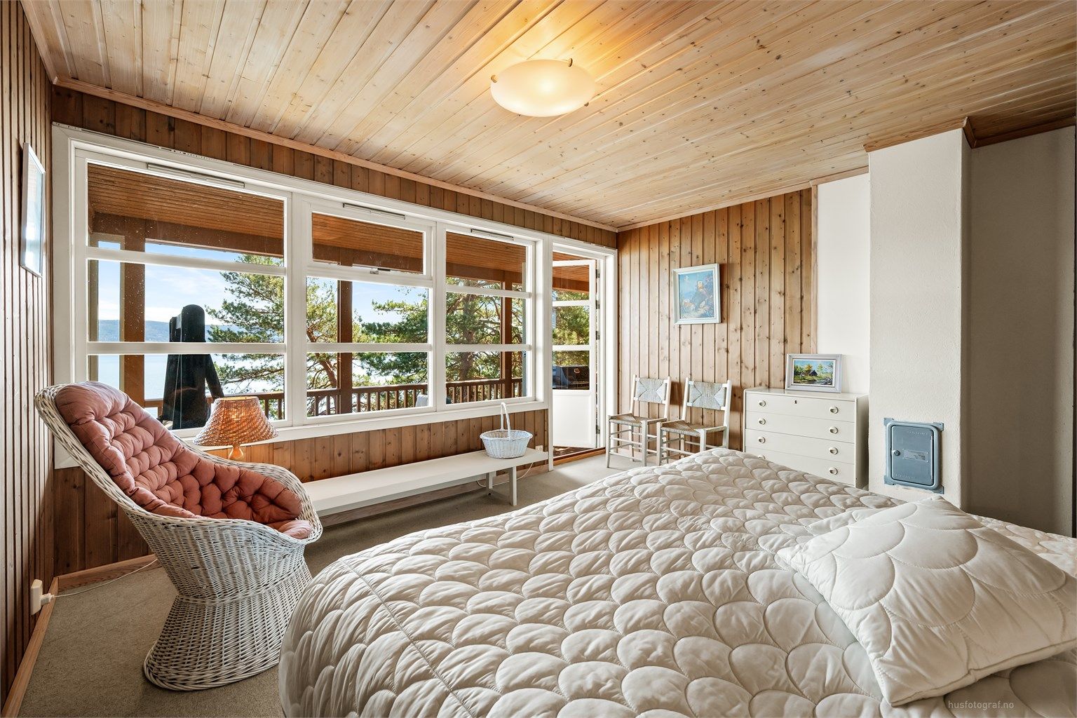 Fra dette soverommet er det også direkte utgang til den store, sammenhengende terrassen.