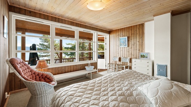 Fra dette soverommet er det også direkte utgang til den store, sammenhengende terrassen.