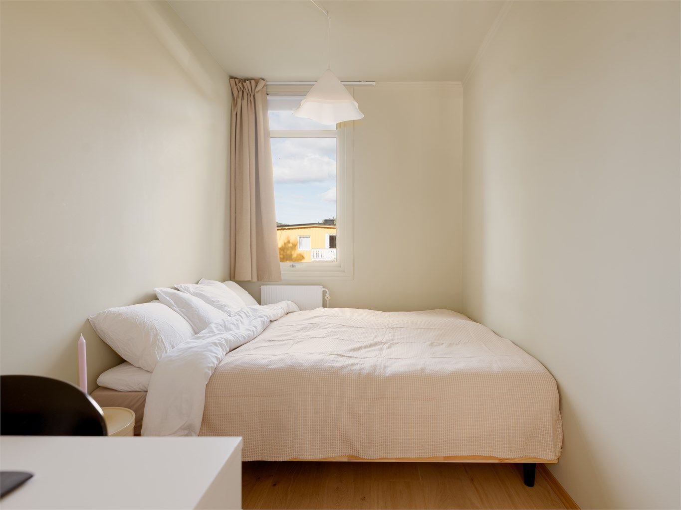 Rommet er akkurat passe stort til at gjestene ikke blir for lenge – men siden både varmtvann og oppvarming inngår i felleskostnadene, trenger du i hvert fall ikke å fryse dem ut.