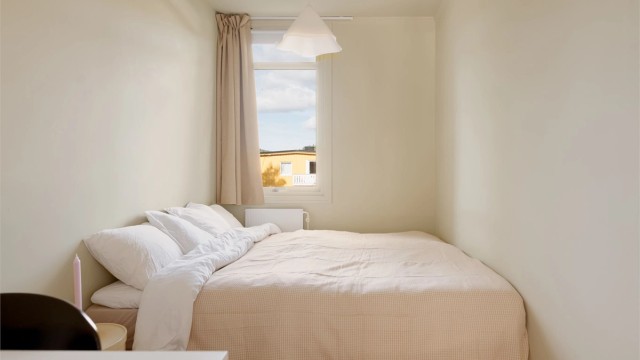 Rommet er akkurat passe stort til at gjestene ikke blir for lenge – men siden både varmtvann og oppvarming inngår i felleskostnadene, trenger du i hvert fall ikke å fryse dem ut.