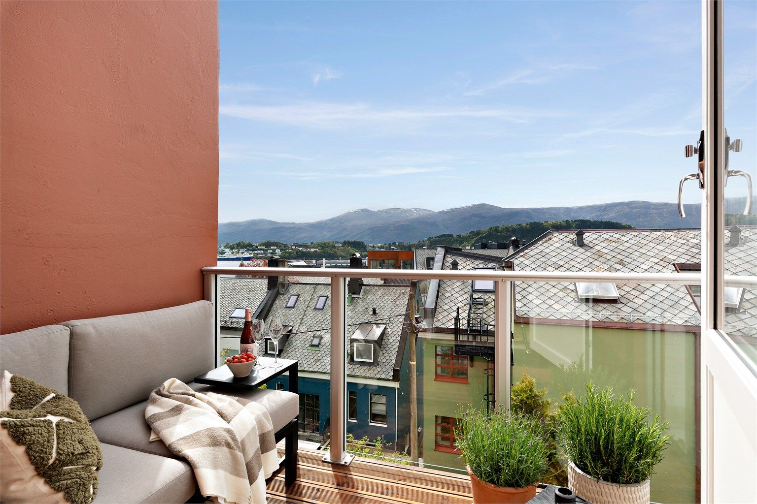 En tiltalende 3-roms leilighet med arkitektonisk jugendstilspreg med bla takhøyde opp til 2.80 og sydvendt balkong