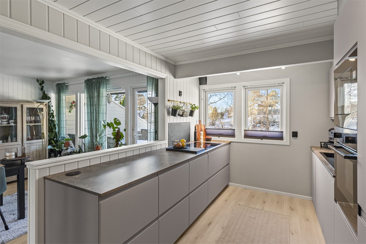 Lyst og innbydende i stue/kjøkkenavdelingen