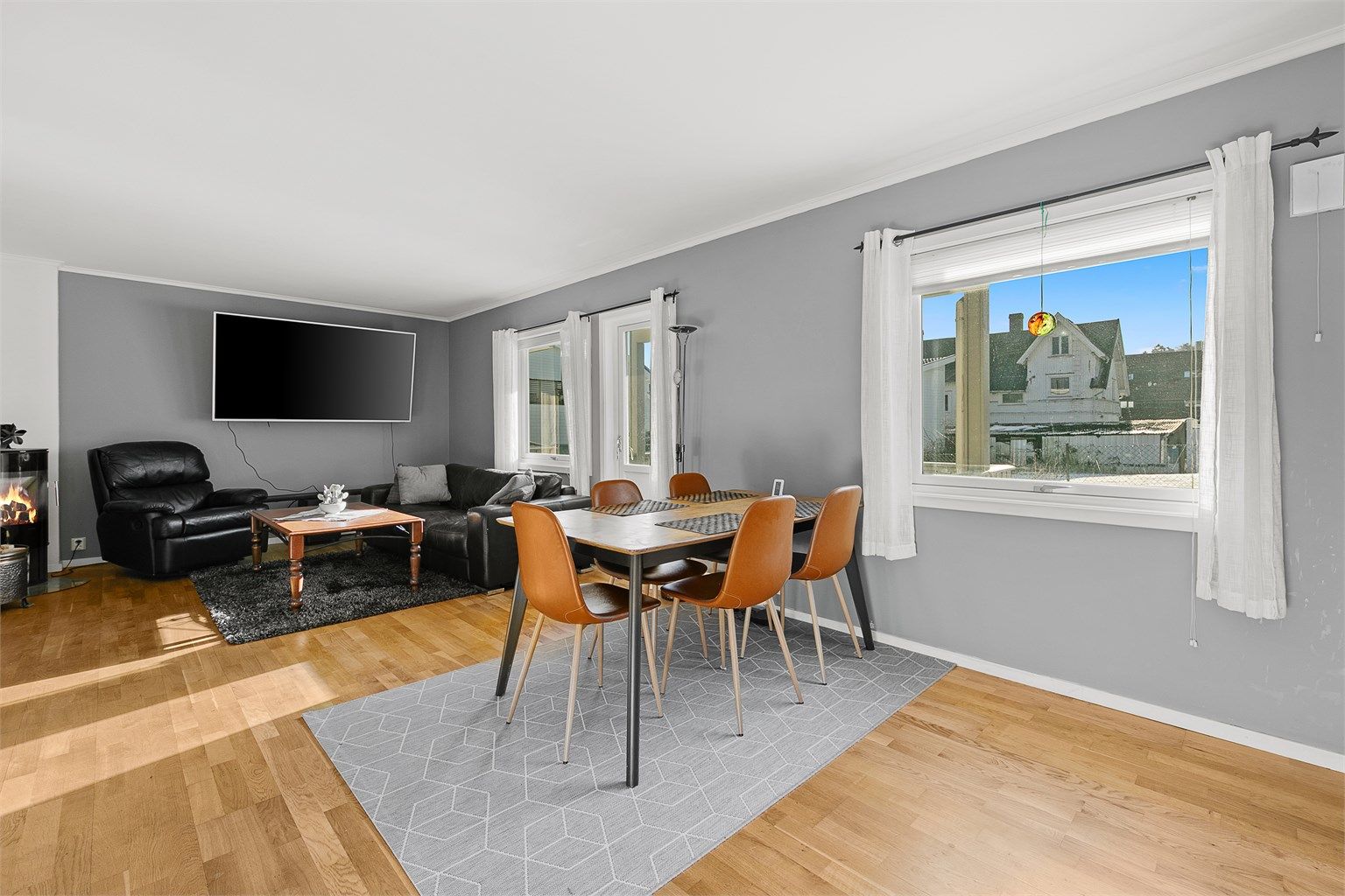 Vinduer med 2-lags glass fra 2011 slipper inn dagslys og bidrar til en behagelig atmosfære.