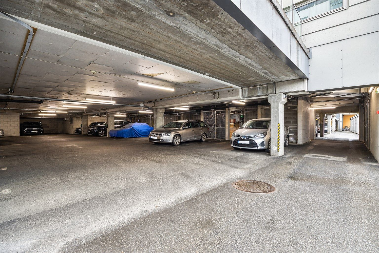 Leiligheten har en medfølgende parkeringsplass i felles underjordisk garasjeanlegg.  I tilknytning til parkeringsplassen er det en bod på 2 kvm. 