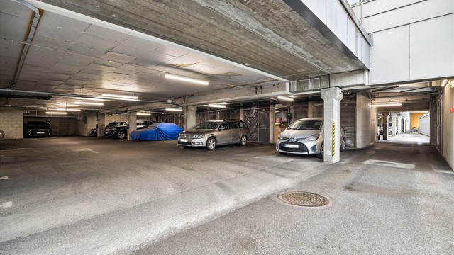 Leiligheten har en medfølgende parkeringsplass i felles underjordisk garasjeanlegg. I tilknytning til parkeringsplassen er det en bod på 2 kvm.