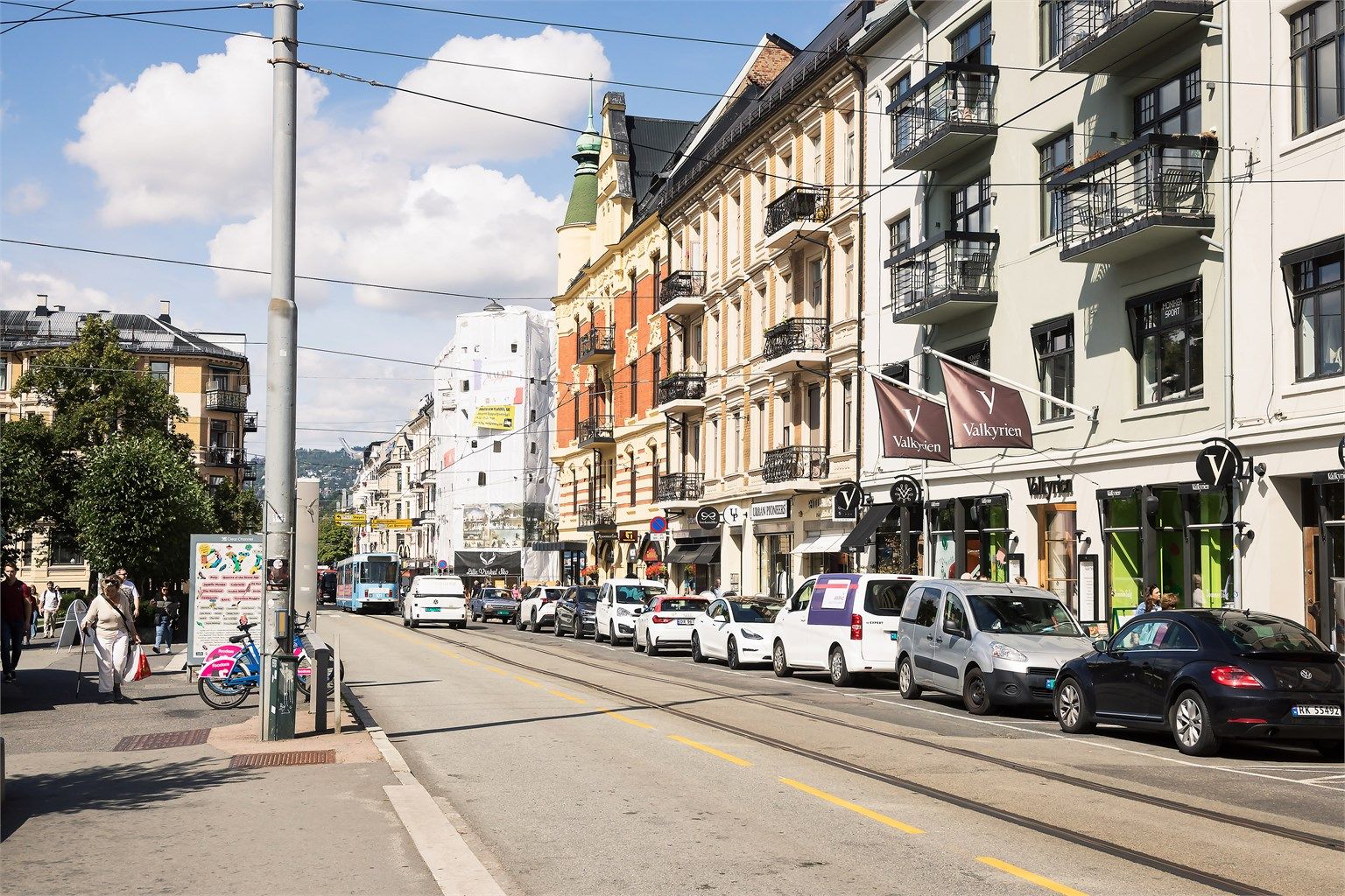 Kort gangavstand til Bogstadveien, Valkyrien senter og Majorstuens brede utvalg av butikker, kafeer, restauranter og kollektivtransport.