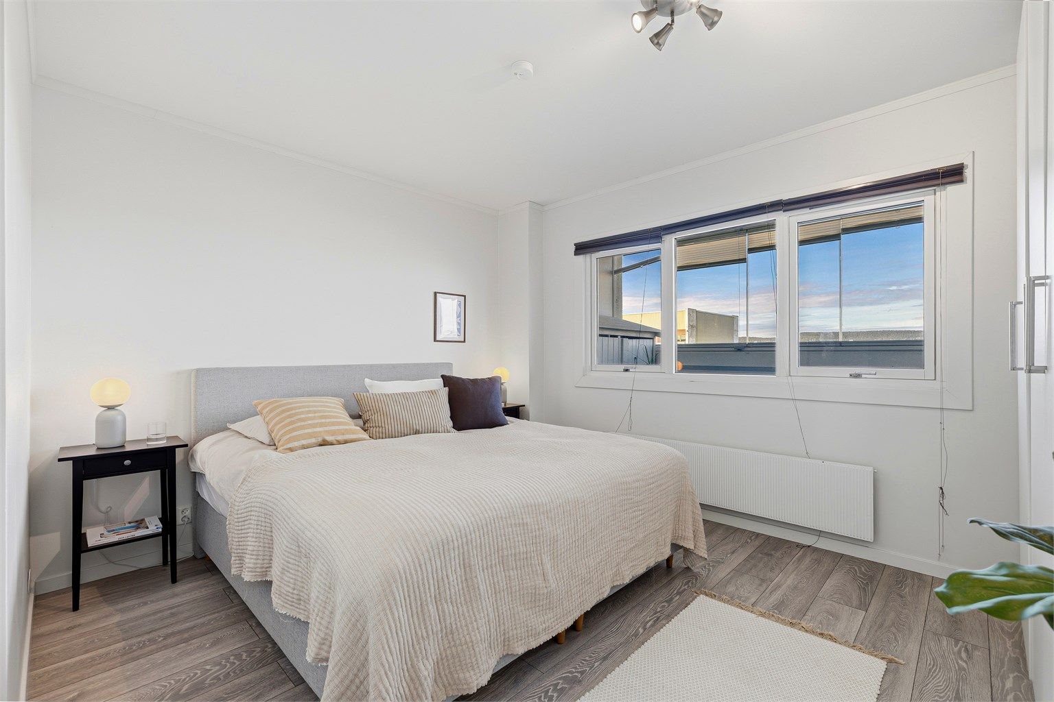 Leilighetens hovedsoverom er stort, med god plass til dobbeltseng, nattbord og garderobeskap.