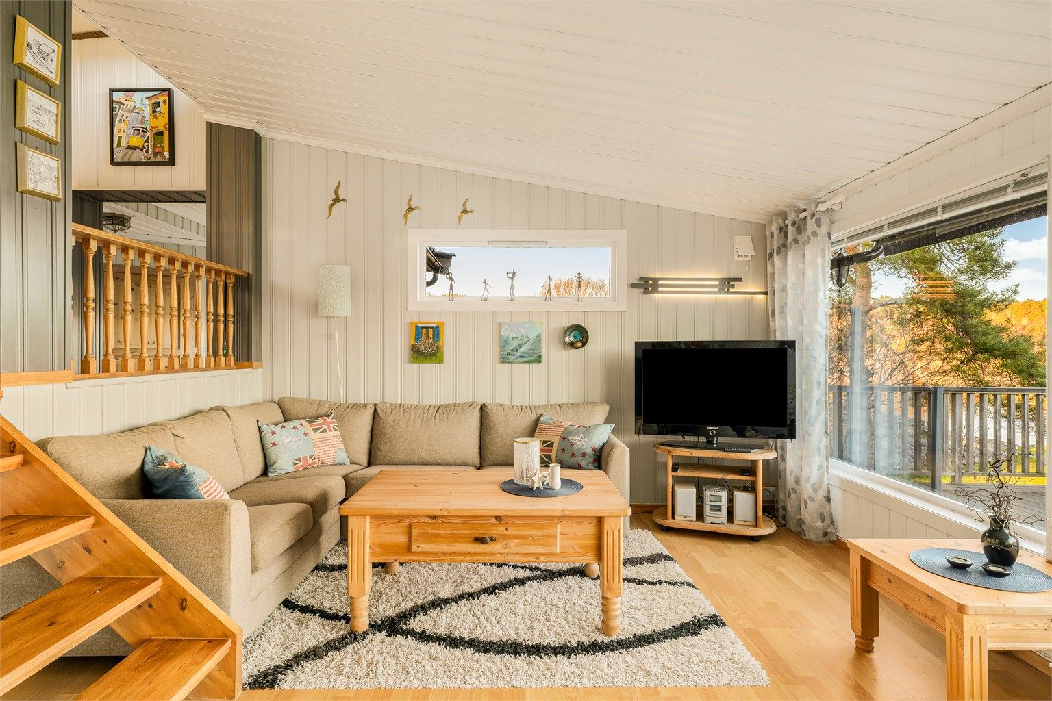 Her er det god plass til en romslig sofagruppe foran de store vindusflatene.