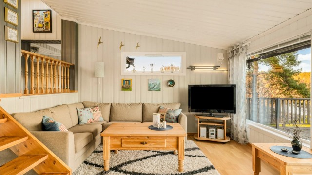 Her er det god plass til en romslig sofagruppe foran de store vindusflatene.