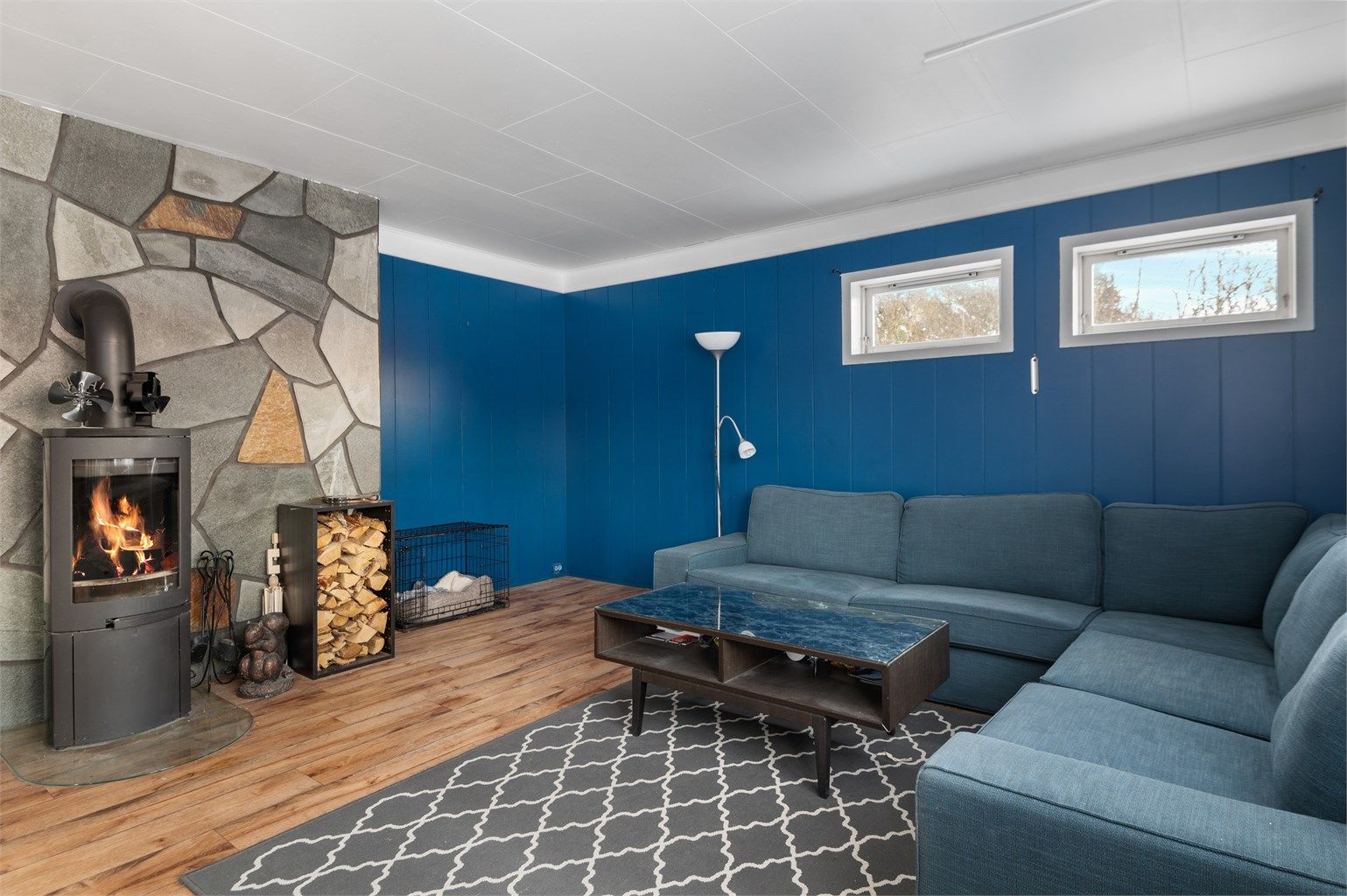 Hovedkilder for oppvarming er peisovn og varmepumpe. 