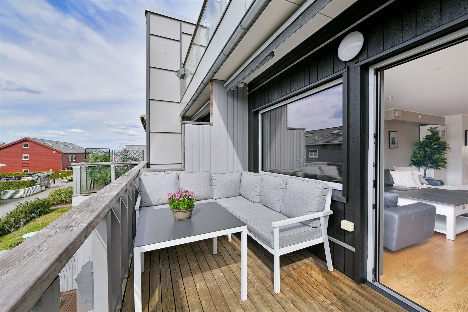 Uteplass med adkomst fra stue