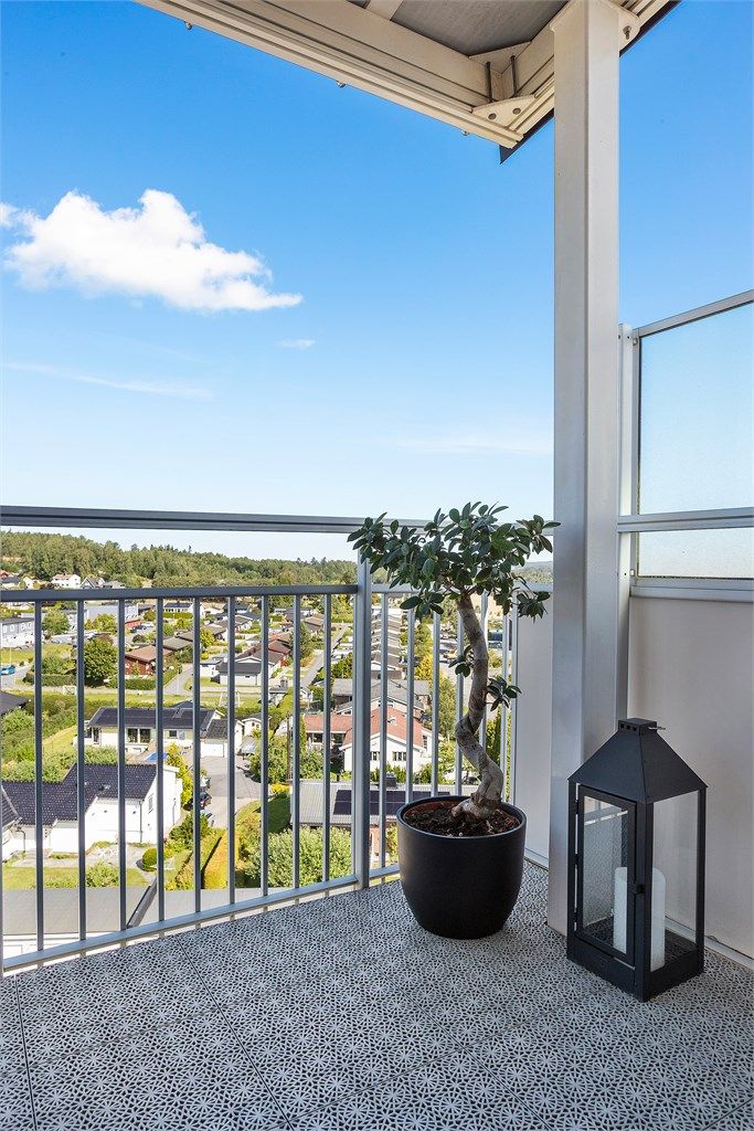 Balkongen har utebelysning og stikkontakt.