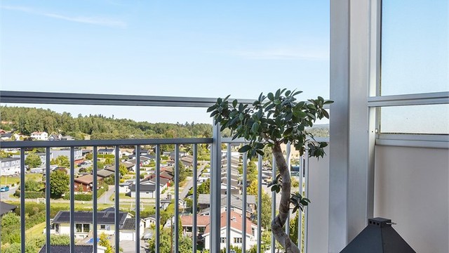 Balkongen har utebelysning og stikkontakt.
