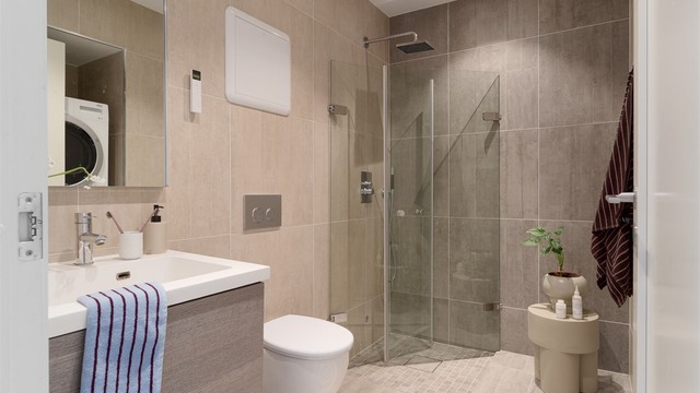 Lekkert bad fra 2015, flislagt med lekre storformatfliser som gir rommet et sømløst og eksklusivt uttrykk.