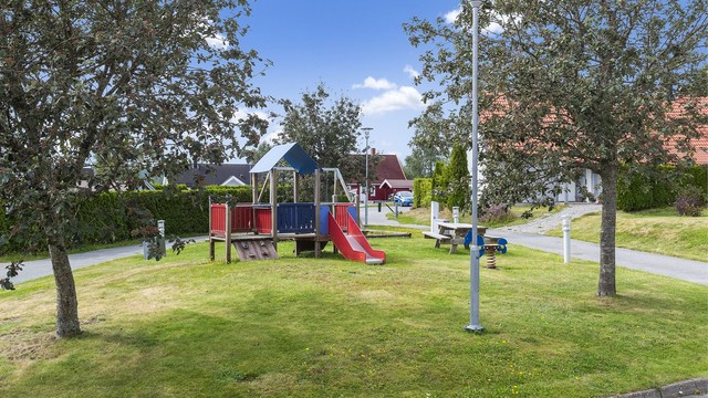 Lekeplassen er et trygt og sentralt samlingspunkt for barna i nabolaget.