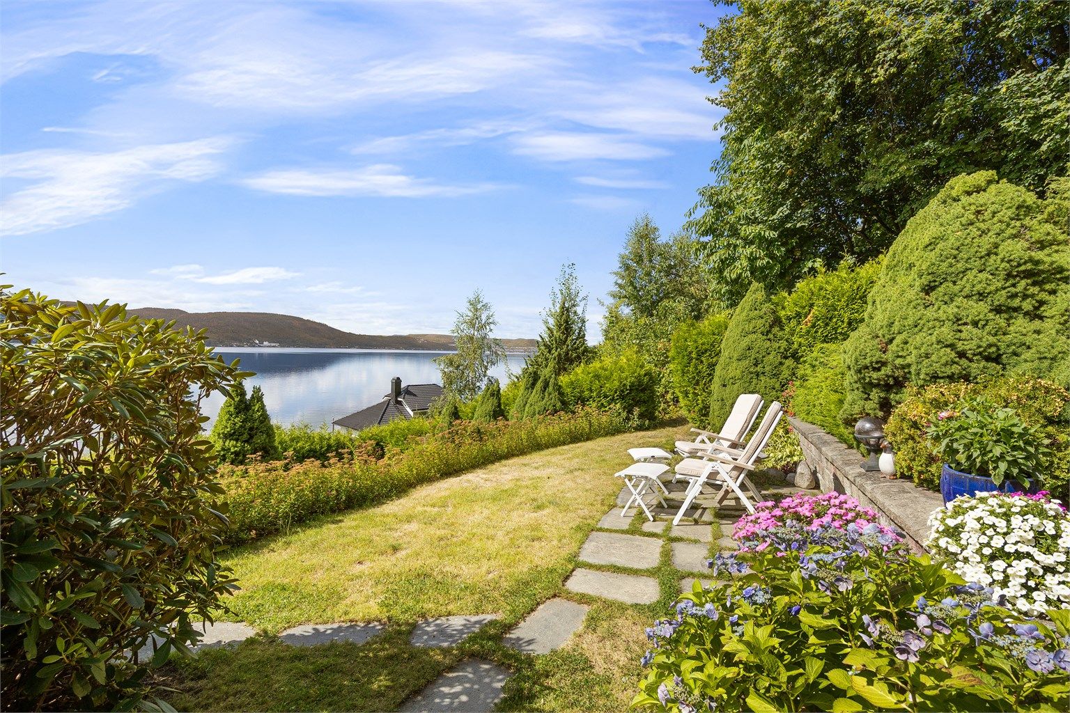 Flere fine uteplasser i hagen hvor man kan nyte roen og utsikten.