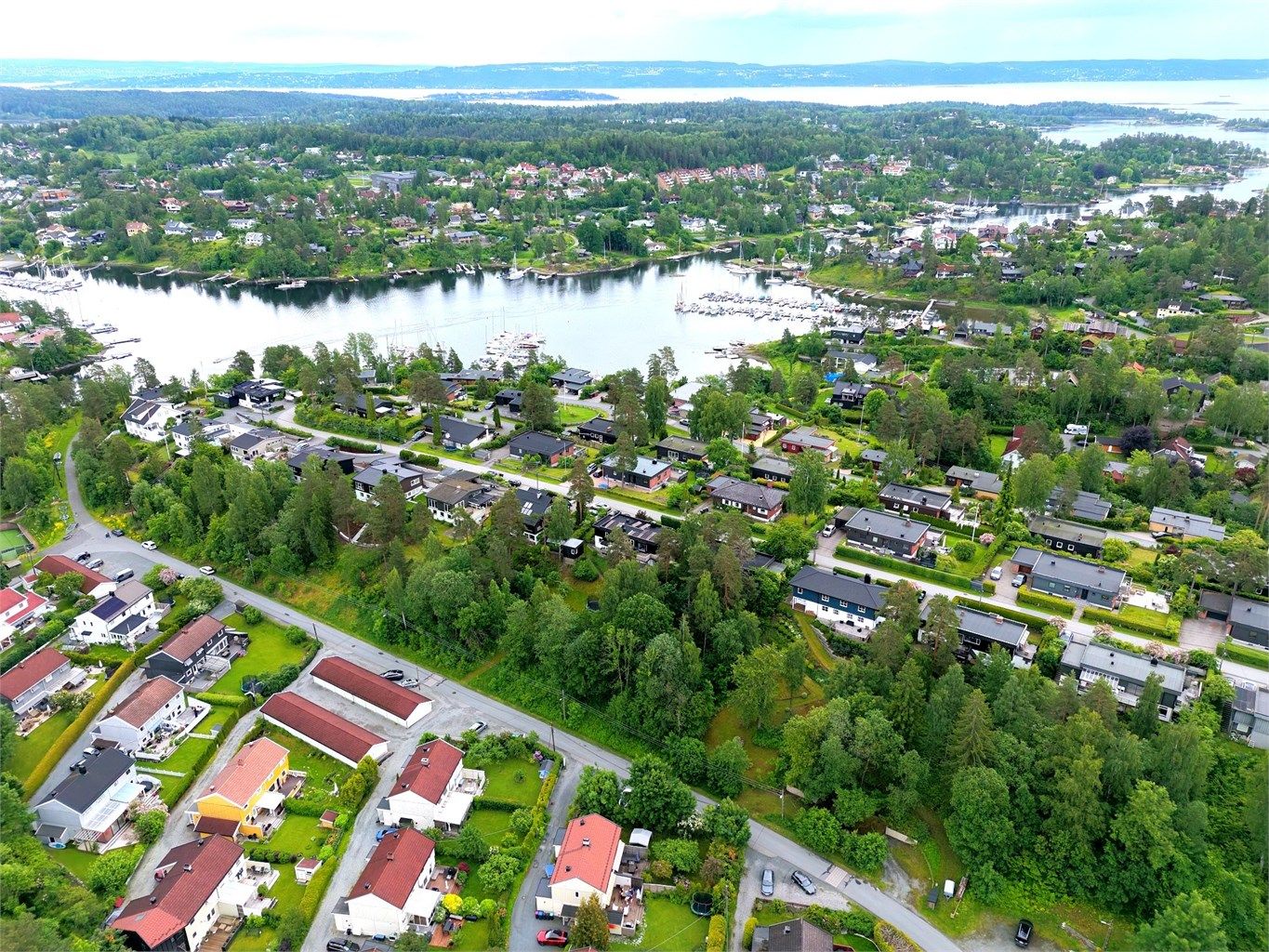 Solrikt og meget barnevennlig beliggende i et rolig og attraktivt boligområde på Nesbru/ Mellom-Nes i Asker. Boligen har en flott beliggenhet, stille og usjenert i blindvei. Hyggelige omgivelser med nærhet til sjøen. Foto: selger
