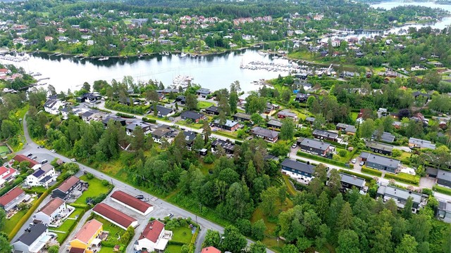 Solrikt og meget barnevennlig beliggende i et rolig og attraktivt boligområde på Nesbru/ Mellom-Nes i Asker. Boligen har en flott beliggenhet, stille og usjenert i blindvei. Hyggelige omgivelser med nærhet til sjøen. Foto: selger